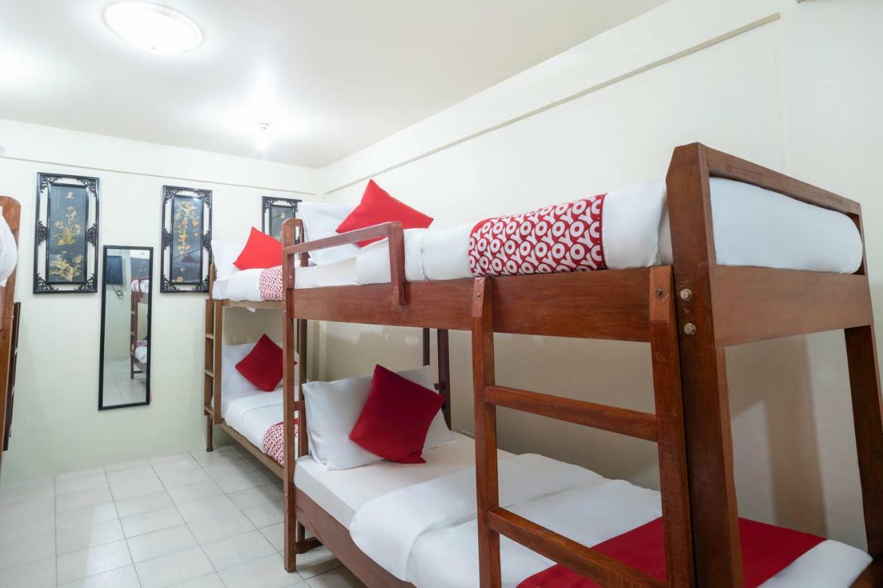 Conrado'S Apartelle Paranaque City Exteriör bild